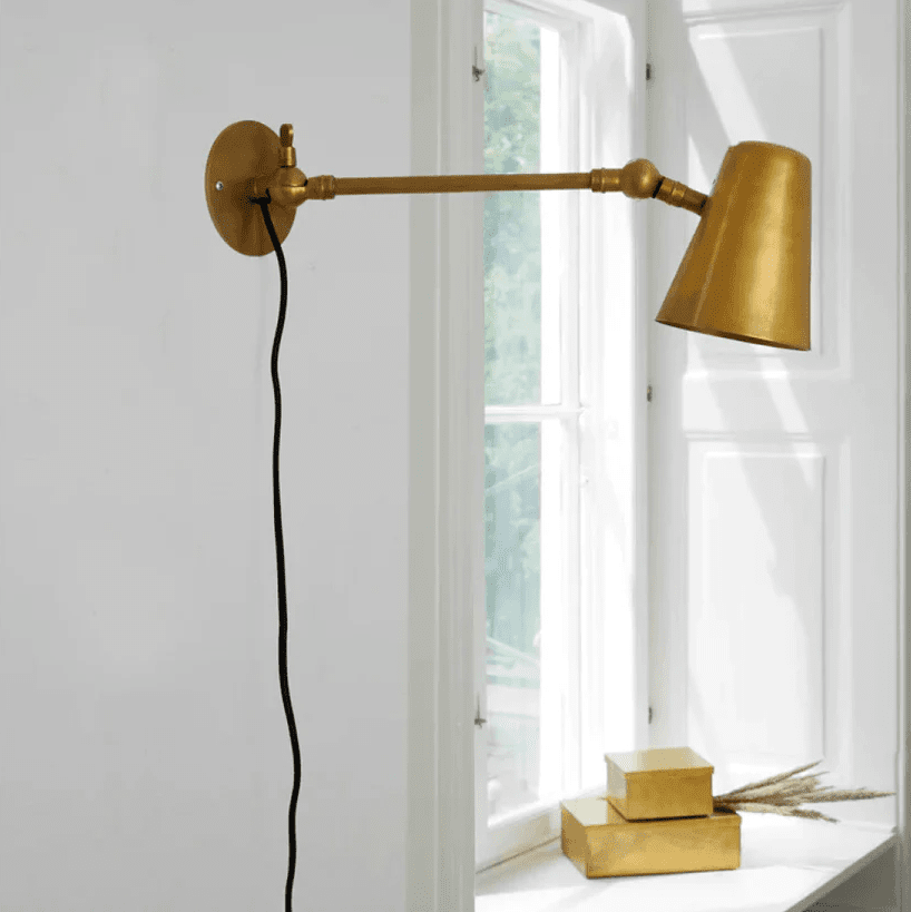 Vala Long 42cm Rå messing vegglampe Fra H. Skjalm P - Den passer perfekt i entr&eacute;en, langs kj&oslash;kkenbenken eller som nattbordslampe.