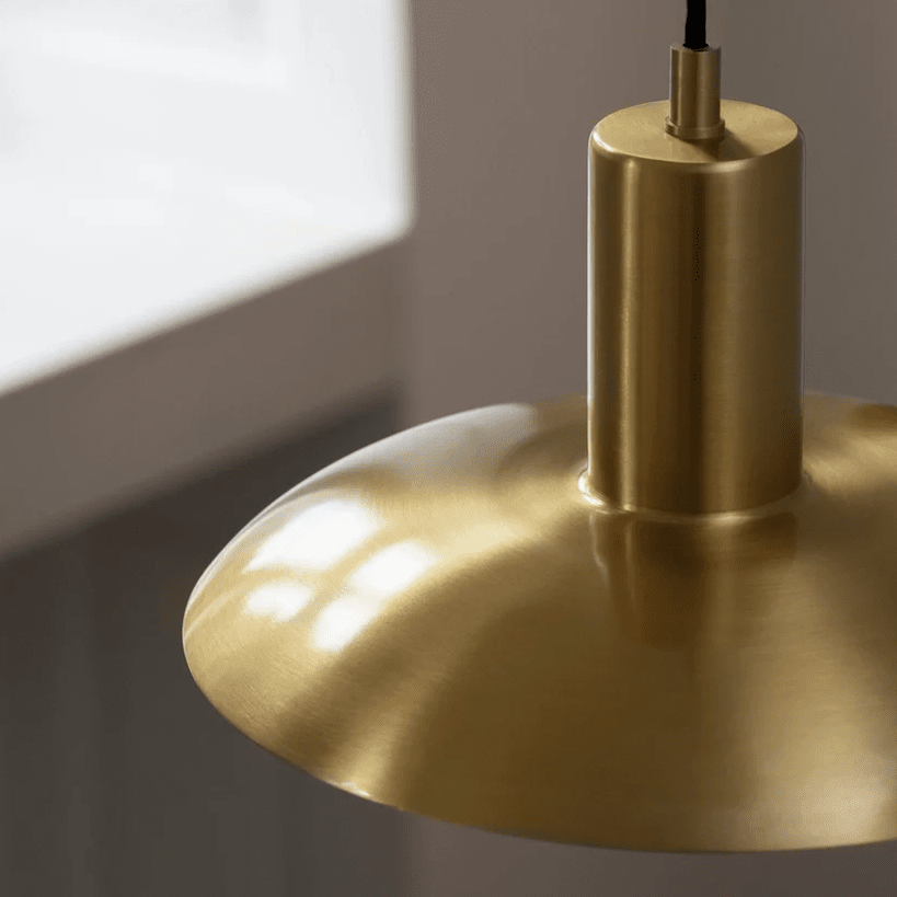 Vega Ø25 Matt messing Taklampe Fra H. Skjalm P - Vega pendel er en elegant lampe i matt messing som gir et bredt og mykt lys, som skaper en varm og innbydende atmosf&aelig;re.