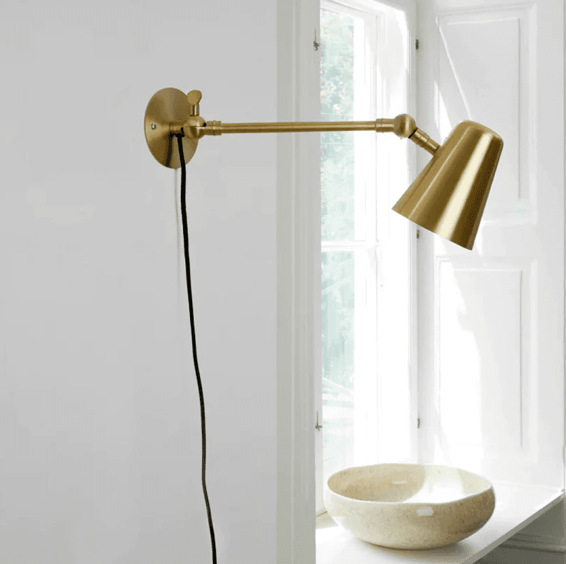 Vala Long 42cm Matt messing vegglampe Fra H. Skjalm P - Den passer perfekt i entr&eacute;en, langs kj&oslash;kkenbenken eller som nattbordslampe.