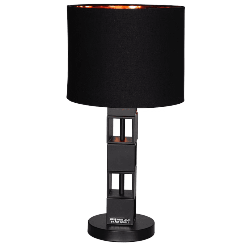 Hello Sunshine 50cm Svart bordlampe Fra By Rydéns - Den avrundede sorte lampeskjermen i stoff harmonerer i kontrast til den smalere lampefoten, som best&aring;r av murstein stablet p&aring;; hverandre i et vakkert design.