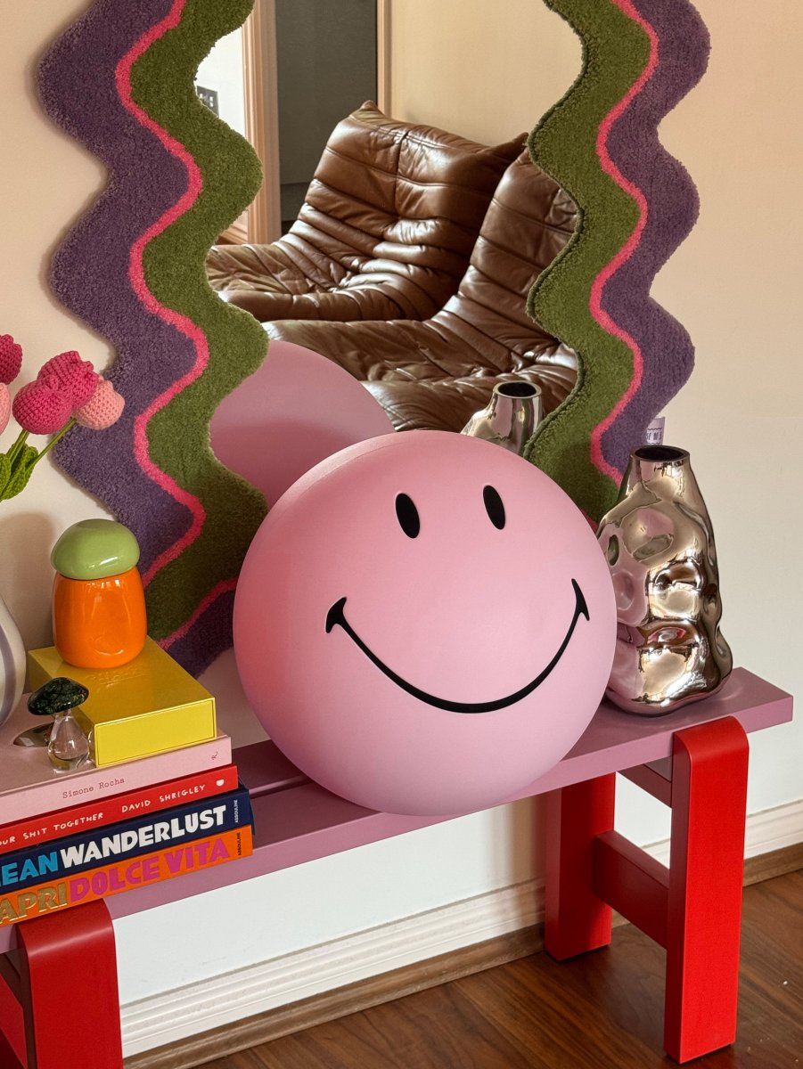 Smiley High Light Rosa barnelampe Fra Mr Maria - Smiley lyser opp rommet med en fin varm gl&oslash;d, og han smiler til deg n&aring;r du kommer inn i rommet.