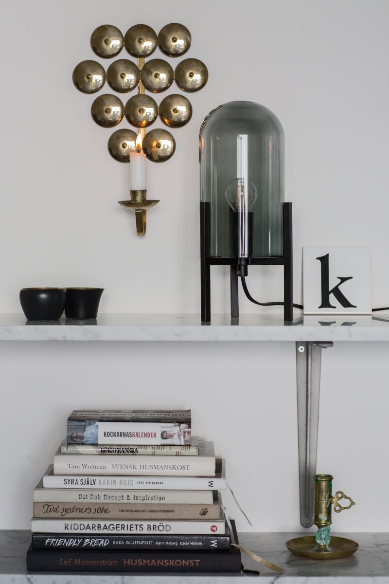 Smokey 30cm Matt svart bordlampe Fra By Rydéns - Smokey er v&aring;r stilige bordlampe som passer like godt i et vindu som p&aring;; et nattbord eller en skjenk.