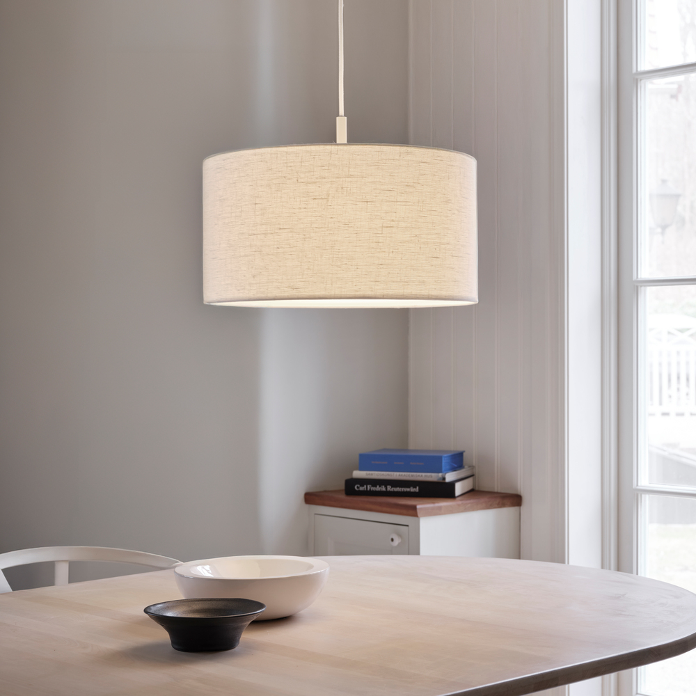 Soft Ø44 Hvit/sand Taklampe Fra Belid - Soft pendellampe er en stilig lampe med en mykt avrundet form som skaper et varmt og behagelig lys.