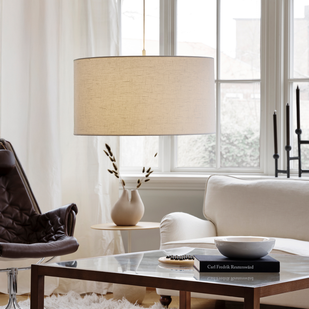 Soft Ø60 Hvit/sand Taklampe Fra Belid - Soft pendellampe er en stilig lampe med en mykt avrundet form som skaper et varmt og behagelig lys.