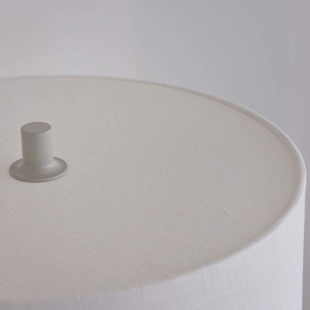 Soft 64cm Hvit/sand bordlampe Fra Belid - Soft bordlampe er en stilig og harmonisk lampe med en skjerm i hvitt, europeisk dyrket lin og en base i sandfarget metall.