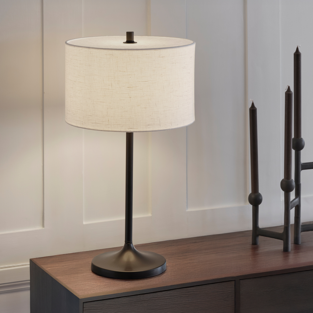 Soft 64cm Hvit/bronse bordlampe Fra Belid - Soft bordlampe er en stilig og harmonisk lampe med en skjerm i hvitt, europeisk dyrket lin og en base i metallisk bronsefinish.