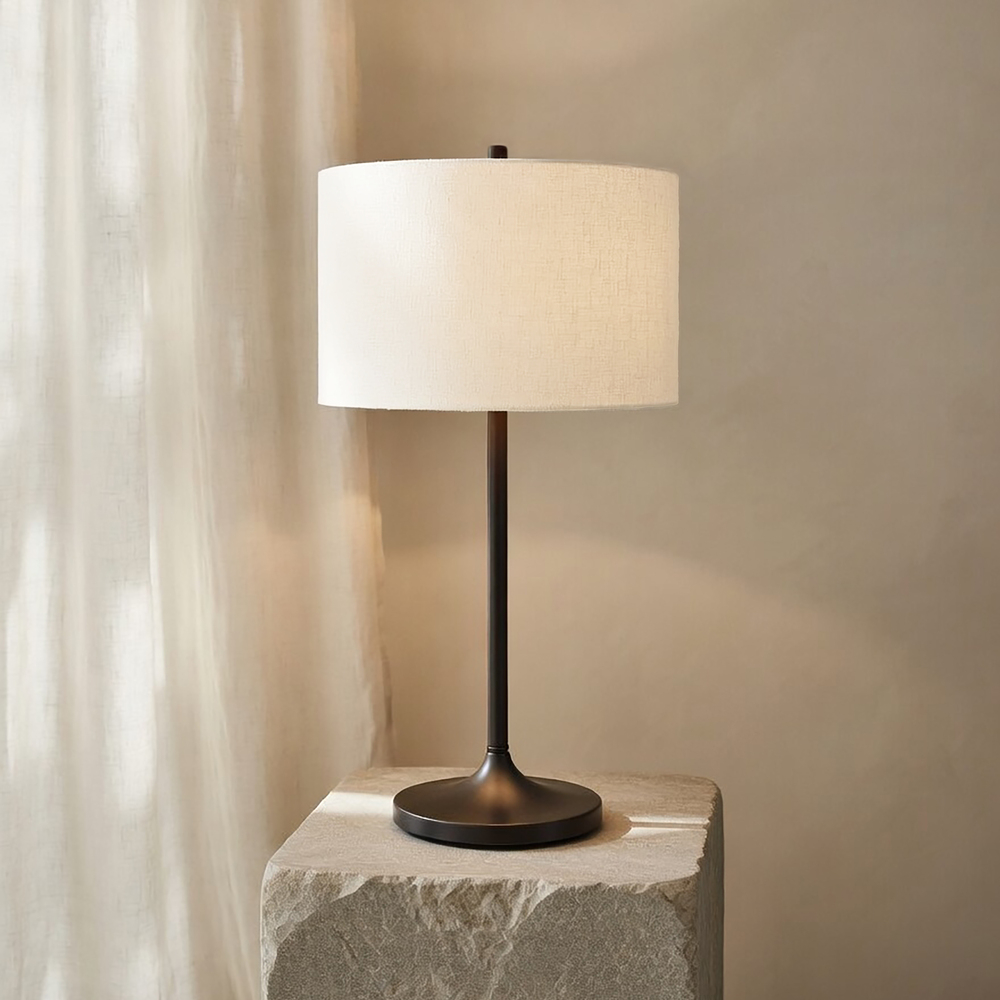 Soft 64cm Hvit/bronse bordlampe Fra Belid - Soft bordlampe er en stilig og harmonisk lampe med en skjerm i hvitt, europeisk dyrket lin og en base i metallisk bronsefinish.