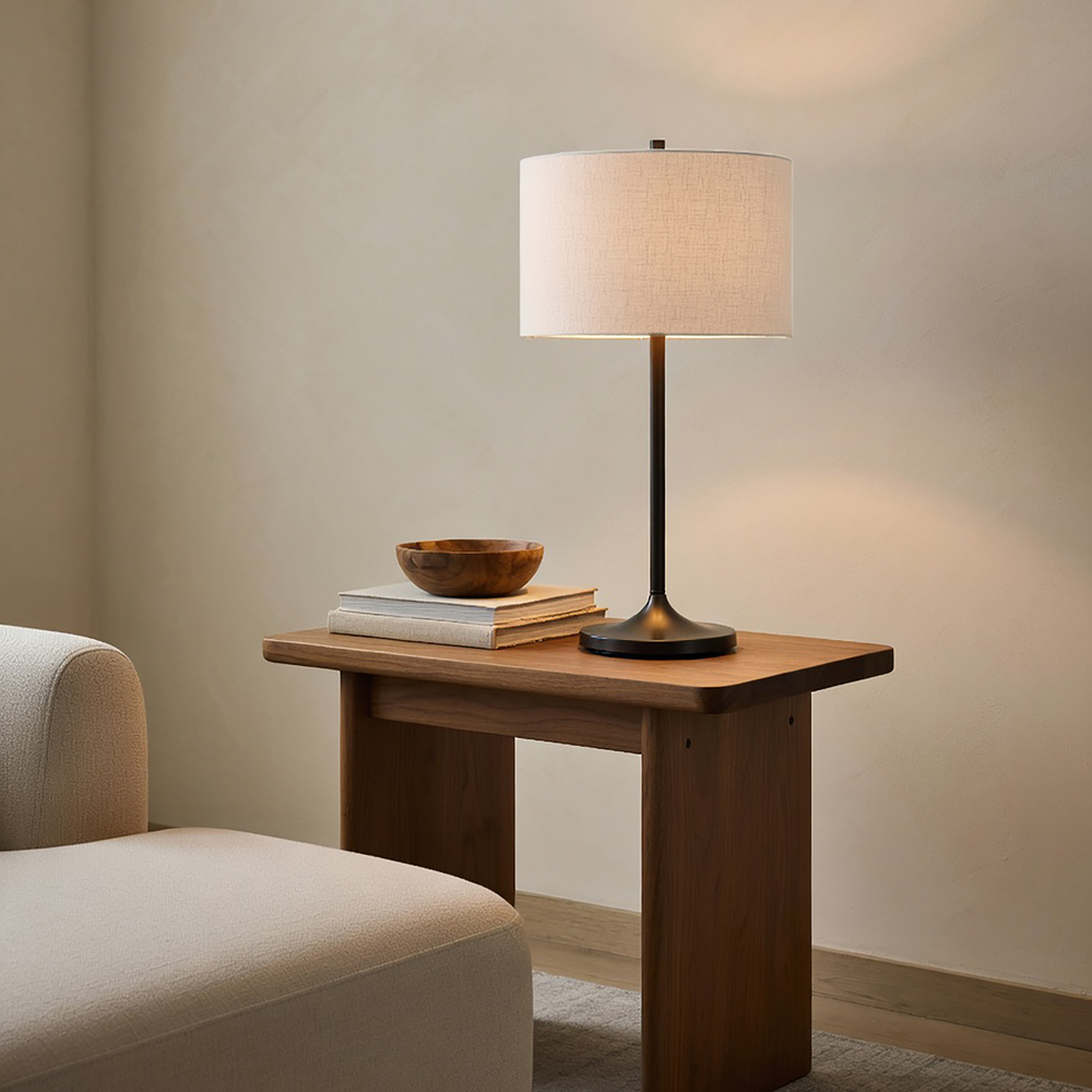Soft 64cm Hvit/bronse bordlampe Fra Belid - Soft bordlampe er en stilig og harmonisk lampe med en skjerm i hvitt, europeisk dyrket lin og en base i metallisk bronsefinish.