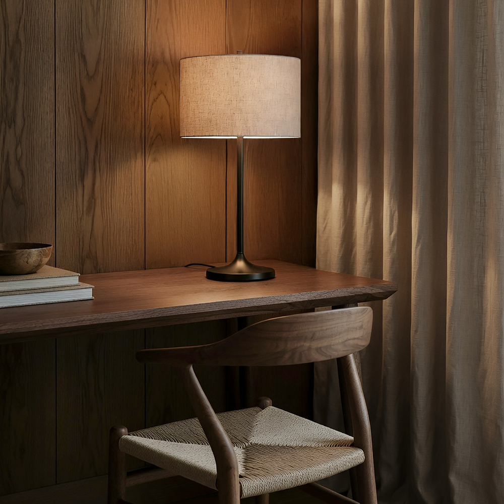 Soft 64cm Natur/bronse bordlampe Fra Belid - Soft bordlampe er en stilig og harmonisk lampe med en skjerm i naturlig, europeisk dyrket lin og en base i metallisk bronsefinish.