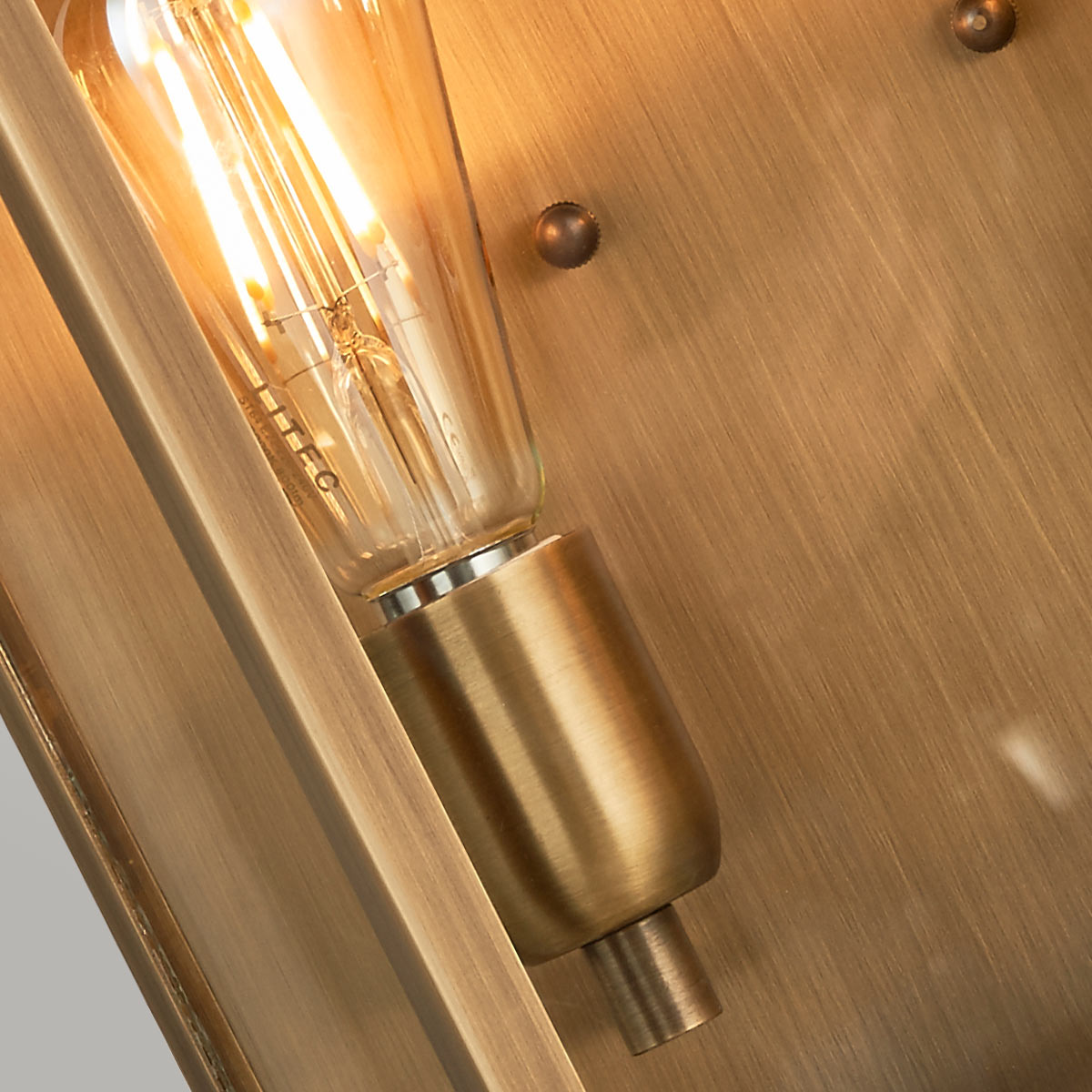 St Martins 42cm Antikk messing utendørslampe Fra Elstead Lighting - Laget av solid messing og klart glass, gir den en solid og slitesterk konstruksjon som utvikler en vakker patina over tid.