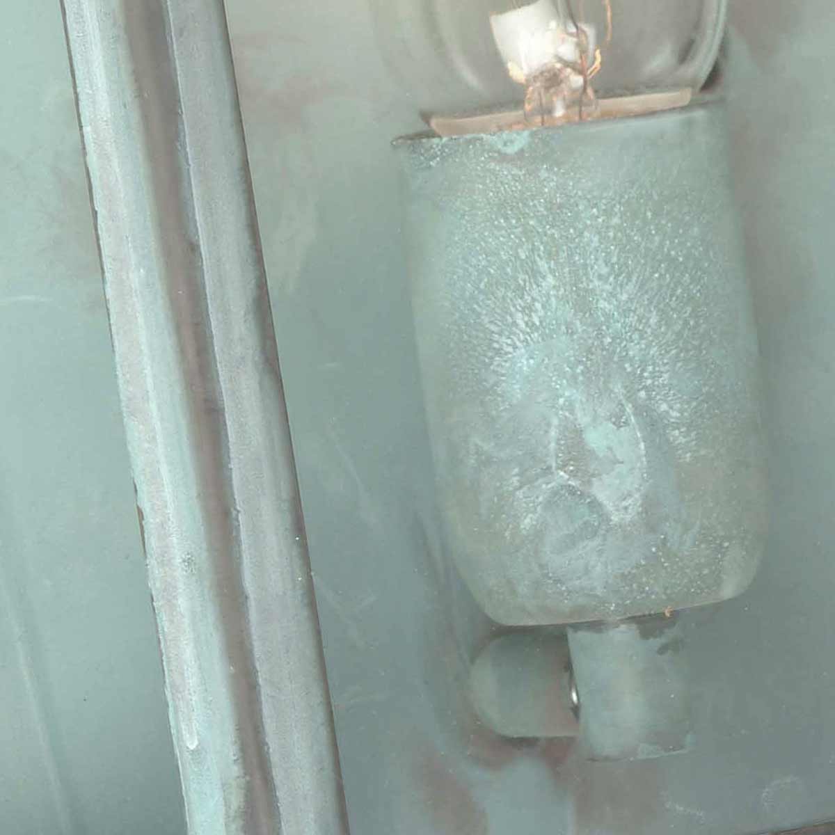 St Martins 30cm Oksidert kobber Fra Elstead Lighting - Laget av solid messing og klart glass, gir den en solid og slitesterk konstruksjon som utvikler en vakker patina over tid.