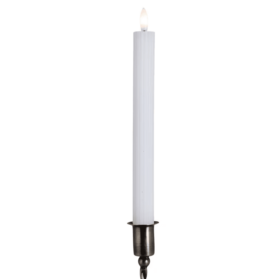 Kronelys Idun Stor 2-pk Fra Strömshaga - Lysene med riflet design er laget for &aring; imitere tradisjonelle lys med en naturlig flimrende flamme, men med alle fordelene til moderne LED-teknologi.