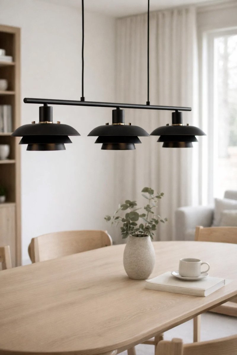 Stealth 86cm Svart Taklampe Fra Nordic Lighting - Stealth er en stilig taklampe i svart metall med tre nedadvendte skjermer som gir et behagelig, rettet lys over for eksempel et spisebord eller kj&oslash;kken.