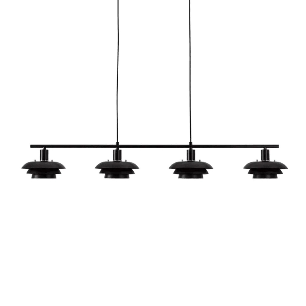 Stealth 120cm Svart Taklampe Fra Nordic Lighting - Stealth er en stilig taklampe i svart metall med fire nedadvendte skjermer som gir et behagelig, rettet lys over for eksempel et spisebord eller kj&oslash;kken.