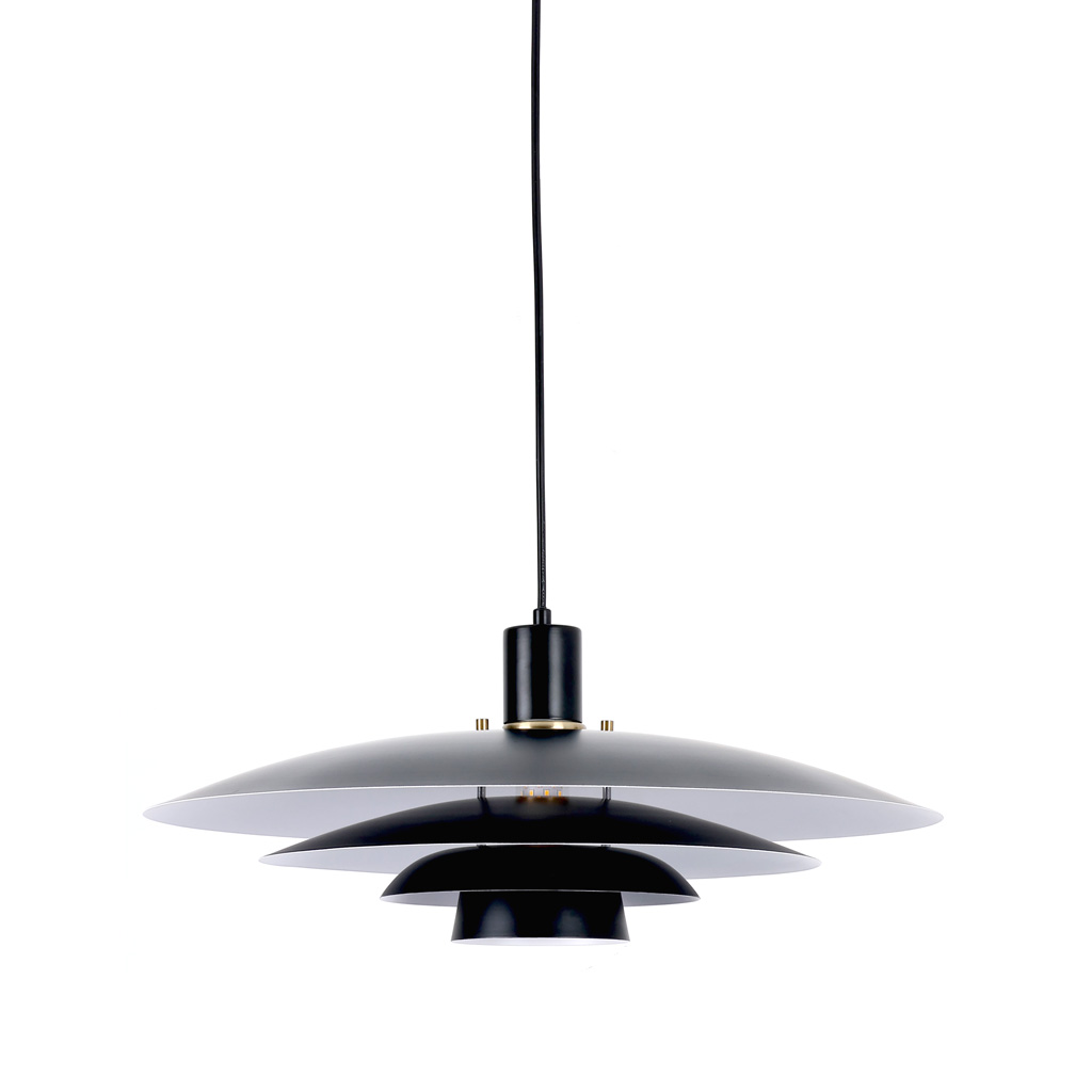 Stealth Ø50 Svart Taklampe Fra Nordic Lighting - Lampen leveres med to sett med detaljer &ndash; knotter og ringer i b&aring;de messingfinish og svart &ndash; slik at du kan velge uttrykk og tilpasse designet til interi&oslash;ret ditt.