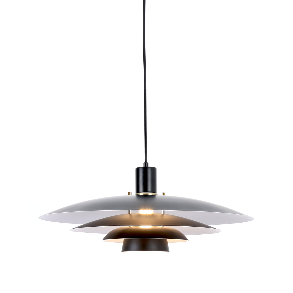 Stealth Ø50 Svart Taklampe Fra Nordic Lighting - Lampen leveres med to sett med detaljer &ndash; knotter og ringer i b&aring;de messingfinish og svart &ndash; slik at du kan velge uttrykk og tilpasse designet til interi&oslash;ret ditt.