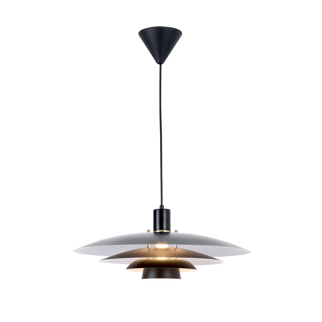 Stealth Ø50 Svart Taklampe Fra Nordic Lighting - Lampen leveres med to sett med detaljer &ndash; knotter og ringer i b&aring;de messingfinish og svart &ndash; slik at du kan velge uttrykk og tilpasse designet til interi&oslash;ret ditt.