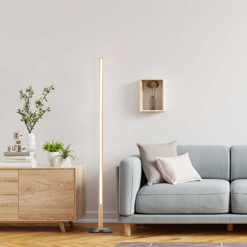 Arion Tre gulvlampe Fra Brilliant - Lampen sprer et varmt hvitt lys på 3000 Kelvin, og med 1400 lumen fungerer den som et supplement til rommets generelle belysning.