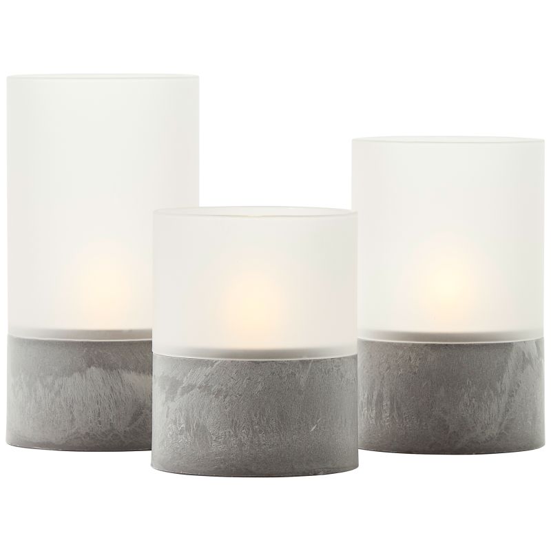 Bougie 3-pk Grå/hvit Fra Brilliant - Bougie LED-lys i en pakke med 3 er en stilig belysningsl&oslash;sning som skaper en varm og koselig atmosf&aelig;re b&aring;de innend&oslash;rs og utend&oslash;rs.