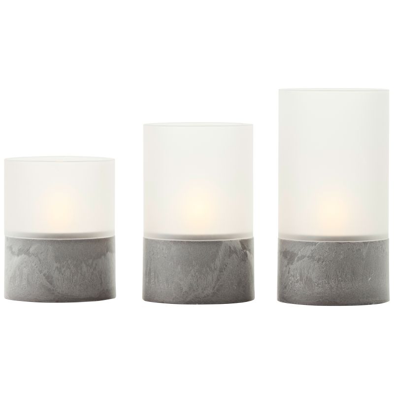 Bougie 3-pk Grå/hvit Fra Brilliant - Bougie LED-lys i en pakke med 3 er en stilig belysningsl&oslash;sning som skaper en varm og koselig atmosf&aelig;re b&aring;de innend&oslash;rs og utend&oslash;rs.