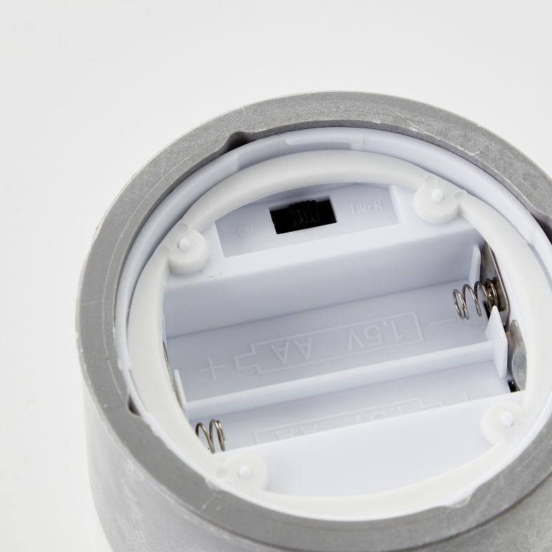 Bougie 3-pk Grå/hvit Fra Brilliant - Bougie LED-lys i en pakke med 3 er en stilig belysningsl&oslash;sning som skaper en varm og koselig atmosf&aelig;re b&aring;de innend&oslash;rs og utend&oslash;rs.