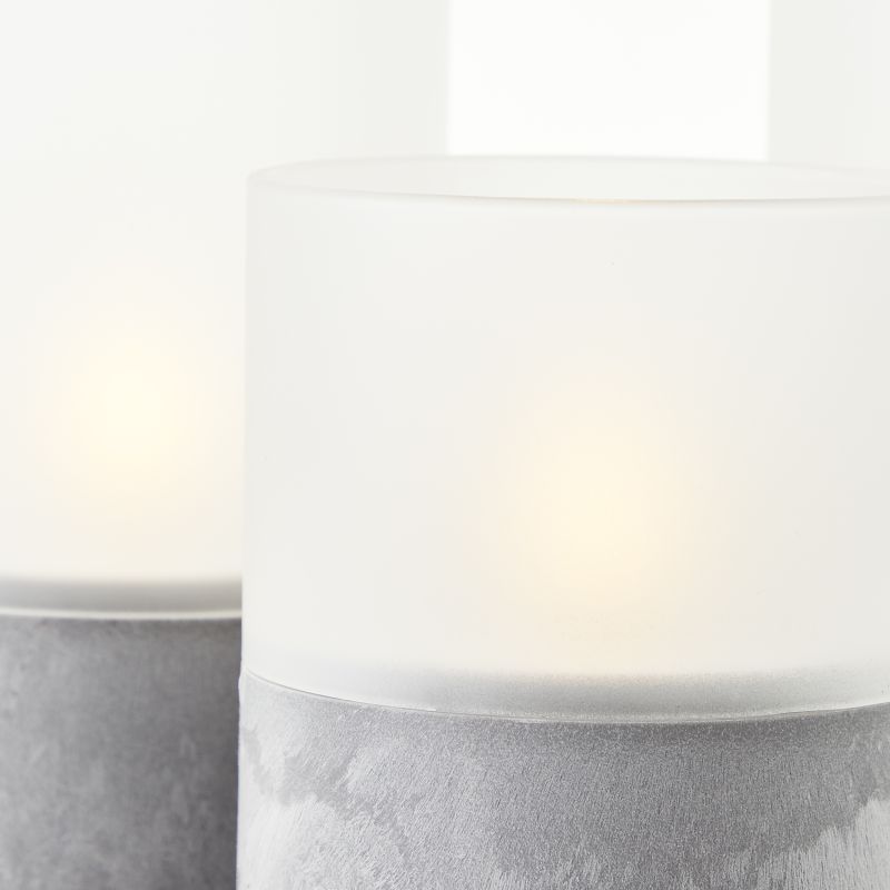 Bougie 3-pk Grå/hvit Fra Brilliant - Bougie LED-lys i en pakke med 3 er en stilig belysningsl&oslash;sning som skaper en varm og koselig atmosf&aelig;re b&aring;de innend&oslash;rs og utend&oslash;rs.