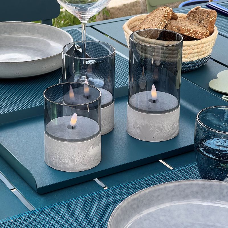Bougie 3-pk Grå/røyk Fra Brilliant - Bougie LED-lys i en pakke med 3 er en stilig belysningsl&oslash;sning som skaper en varm og koselig atmosf&aelig;re b&aring;de innend&oslash;rs og utend&oslash;rs.