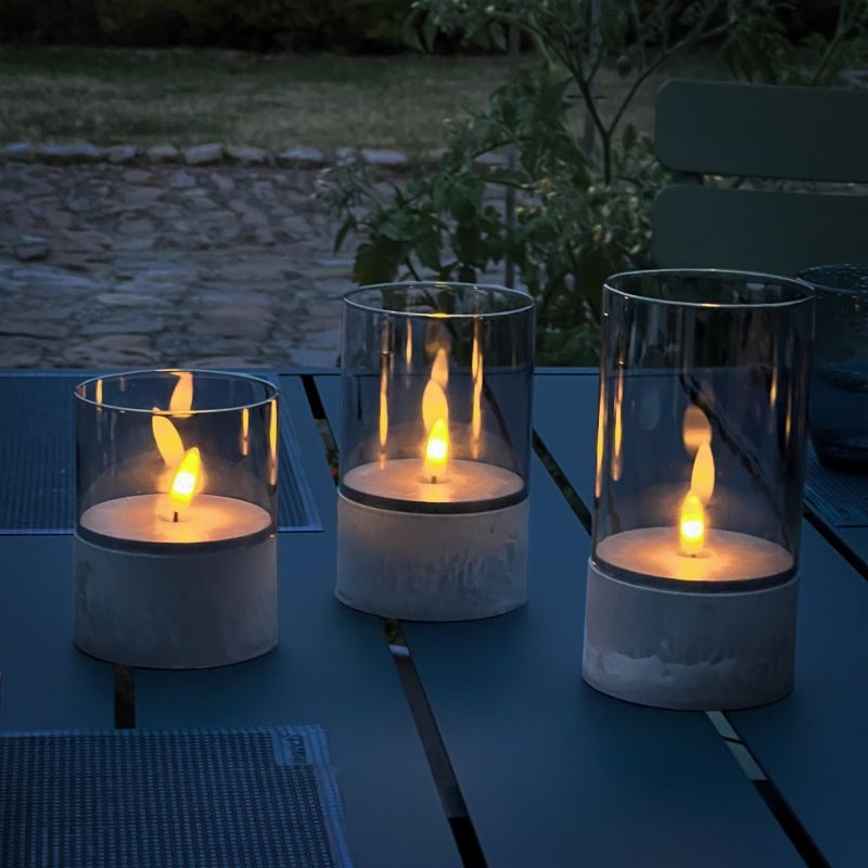 Bougie 3-pk Grå/røyk Fra Brilliant - Bougie LED-lys i en pakke med 3 er en stilig belysningsl&oslash;sning som skaper en varm og koselig atmosf&aelig;re b&aring;de innend&oslash;rs og utend&oslash;rs.