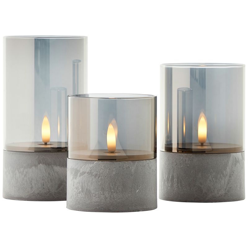 Bougie 3-pk Grå/røyk Fra Brilliant - Bougie LED-lys i en pakke med 3 er en stilig belysningsl&oslash;sning som skaper en varm og koselig atmosf&aelig;re b&aring;de innend&oslash;rs og utend&oslash;rs.