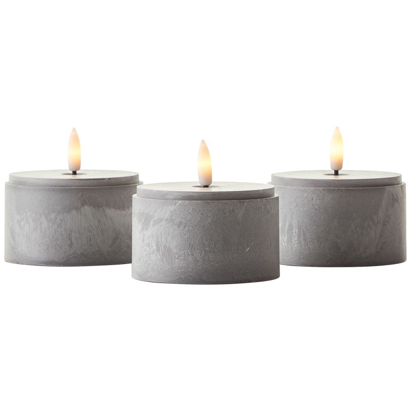 Bougie 3-pk Grå/røyk Fra Brilliant - Bougie LED-lys i en pakke med 3 er en stilig belysningsl&oslash;sning som skaper en varm og koselig atmosf&aelig;re b&aring;de innend&oslash;rs og utend&oslash;rs.