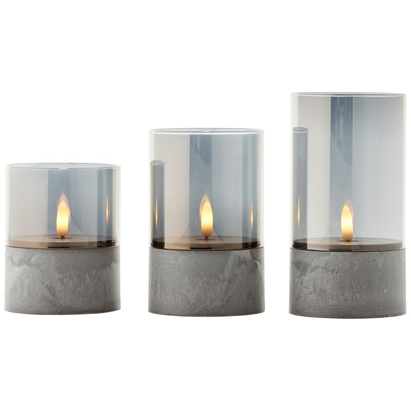 Bougie 3-pk Grå/røyk Fra Brilliant - Bougie LED-lys i en pakke med 3 er en stilig belysningsl&oslash;sning som skaper en varm og koselig atmosf&aelig;re b&aring;de innend&oslash;rs og utend&oslash;rs.