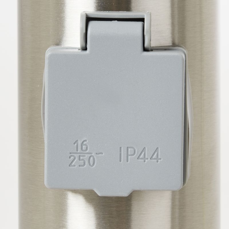 Chorus 50cm Stål pullerter Fra Brilliant - Den er enkel å installere der det allerede er en sokkel, og har også en integrert stikkontakt som gjør det mulig å koble til hageredskaper eller annet utstyr.