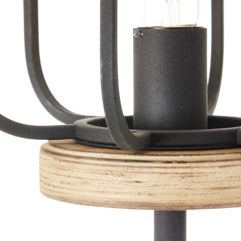 Gwen Svart gulvlampe Fra Brilliant - Gwen-gulvlampen er et skikkelig blikkfang og passer perfekt i stuen eller gangen, hvor den skaper stemningsfull belysning.
