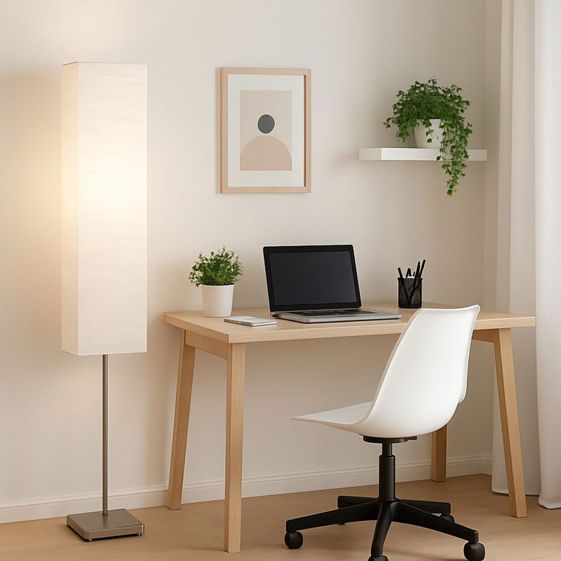 Nerva Sølv/hvit gulvlampe Fra Brilliant - Nerva er en dekorativ gulvlampe som skaper en stemningsfull atmosfære i stuen med sitt elegante design.