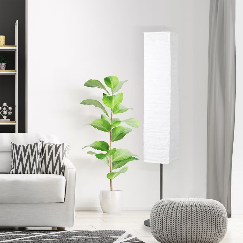 Nerva Sølv/hvit gulvlampe Fra Brilliant - Nerva er en dekorativ gulvlampe som skaper en stemningsfull atmosfære i stuen med sitt elegante design.