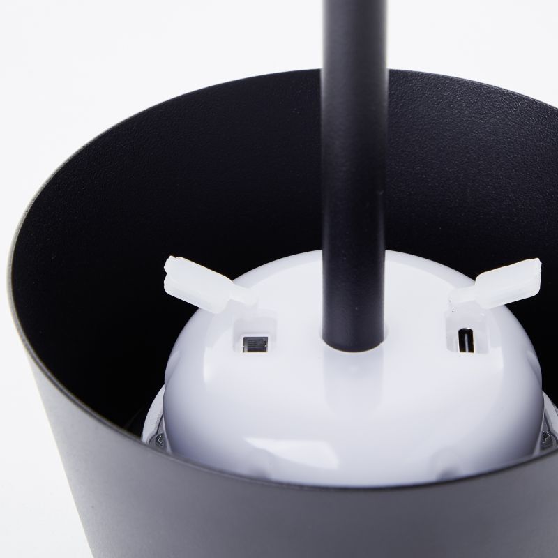 Picco 30cm Svart solcellelampe Fra Brilliant - Picco er en milj&oslash;vennlig, fleksibel og stilig belysningsl&oslash;sning som forvandler terrassen din til et sted for avslapning og atmosf&aelig;re.