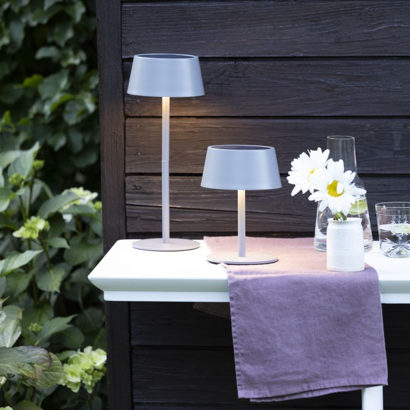 Picco 30cm Grå solcellelampe Fra Brilliant - Picco er en milj&oslash;vennlig, fleksibel og stilig belysningsl&oslash;sning som forvandler terrassen din til et sted for avslapning og atmosf&aelig;re.