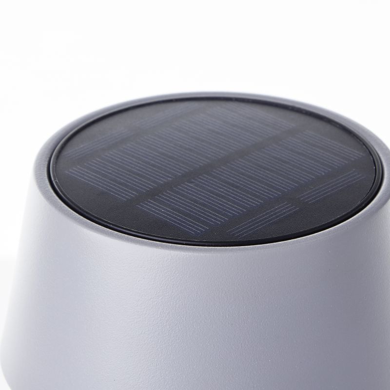 Picco 30cm Grå solcellelampe Fra Brilliant - Picco er en milj&oslash;vennlig, fleksibel og stilig belysningsl&oslash;sning som forvandler terrassen din til et sted for avslapning og atmosf&aelig;re.
