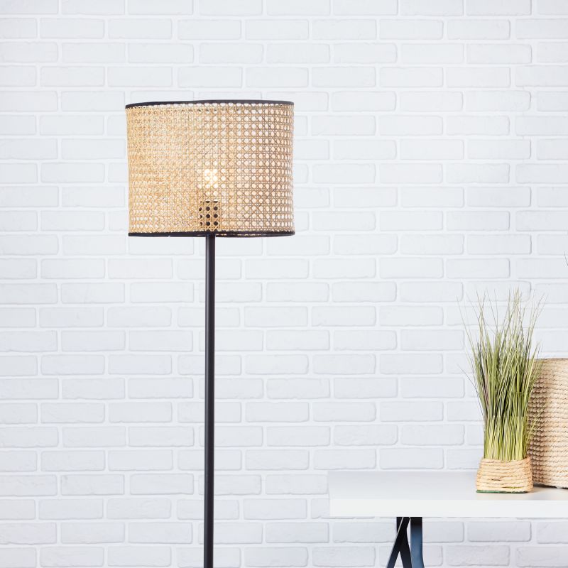 Wiley Natur gulvlampe Fra Brilliant - Wiley er en dekorativ gulvlampe som skaper en stilig atmosfære i hjemmet.