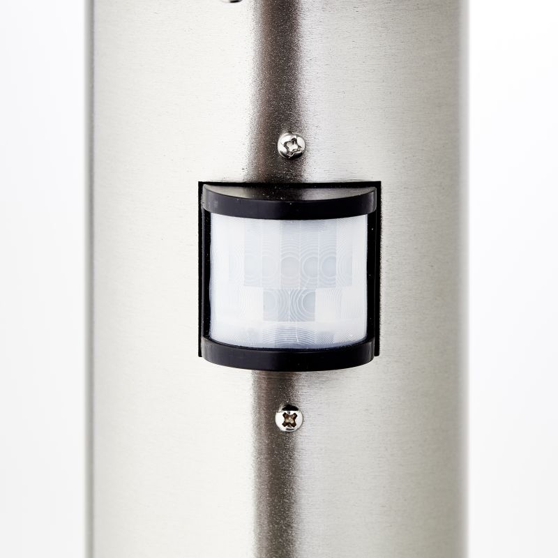 York 100cm Stål pullerter Fra Brilliant - Den innebygde bevegelsessensoren slår automatisk på lyset når det er behov for det, og har justerbar lystid og følsomhet.