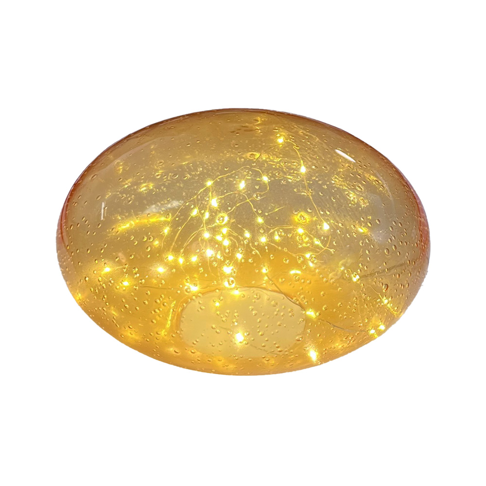 Sten 15cm Beige bordlampe Fra Pixie Design - Den er utstyrt med en timer og en praktisk 5-trinns dimmer for &aring; justere lyset etter behov, noe som gj&oslash;r den perfekt for b&aring;de arbeidsbelysning og koselig kveldsbelysning.