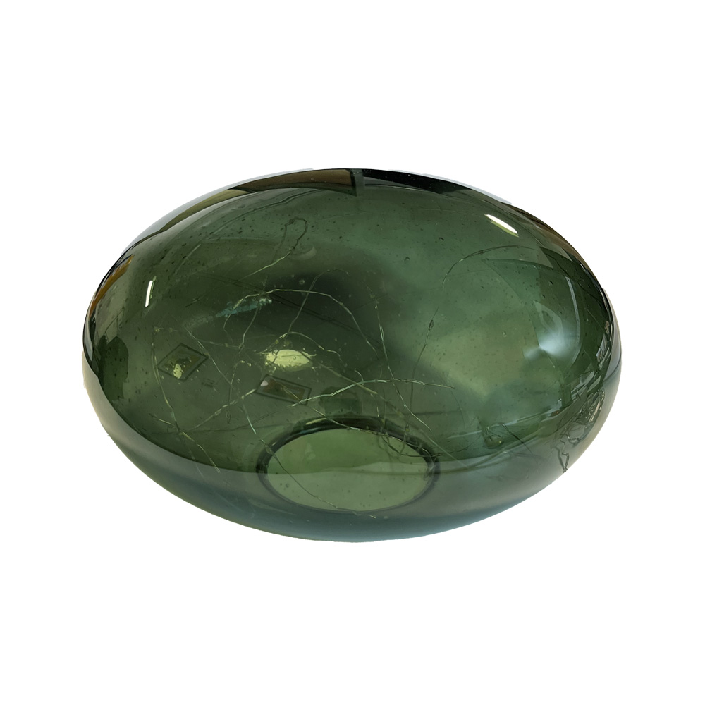 Sten 15cm Grønn bordlampe Fra Pixie Design - Den er utstyrt med en timer og en praktisk 5-trinns dimmer for &aring; justere lyset etter behov, noe som gj&oslash;r den perfekt for b&aring;de arbeidsbelysning og koselig kveldsbelysning.