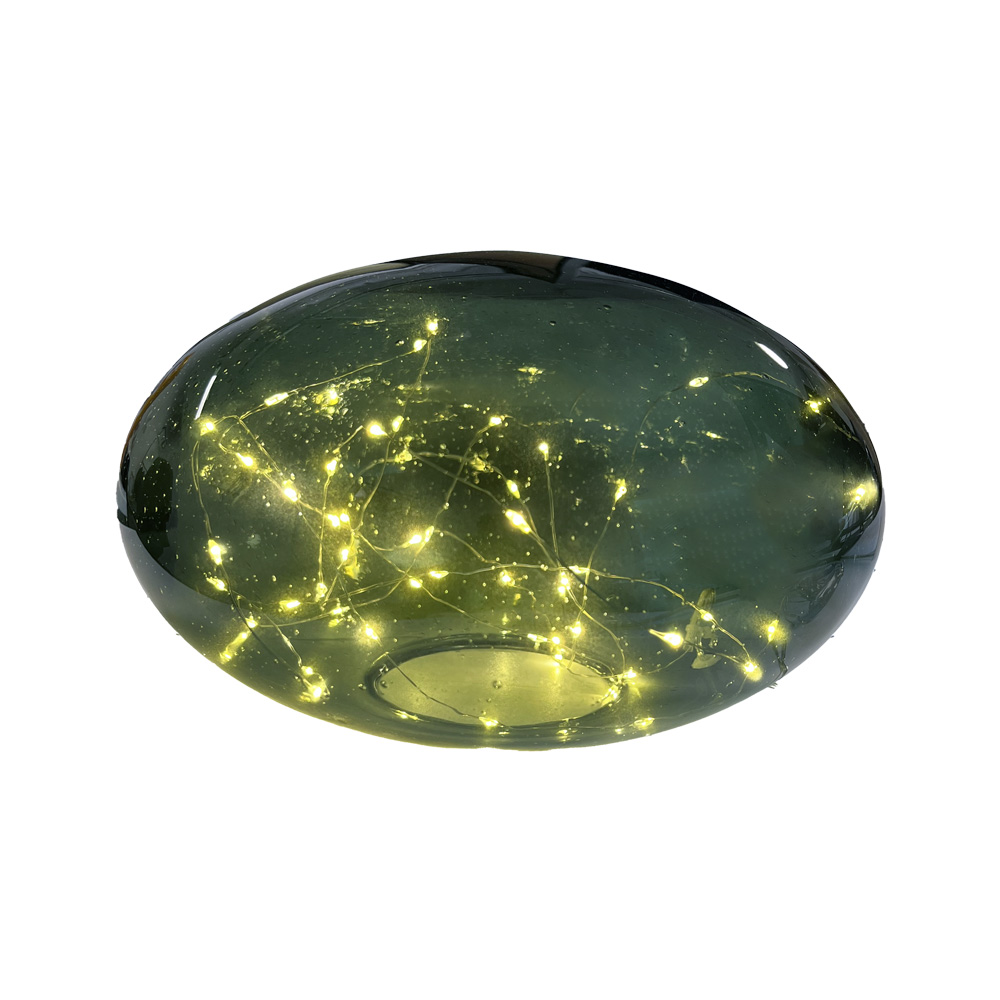 Sten 15cm Grønn bordlampe Fra Pixie Design - Den er utstyrt med en timer og en praktisk 5-trinns dimmer for &aring; justere lyset etter behov, noe som gj&oslash;r den perfekt for b&aring;de arbeidsbelysning og koselig kveldsbelysning.