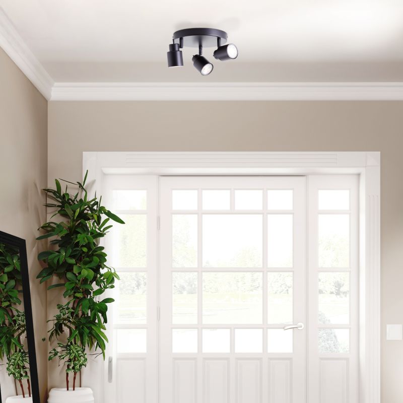 Andres 3 Svart spotlight Fra Brilliant - Lyset kan rettes for &aring; fremheve detaljer eller lyse opp st&oslash;rre omr&aring;der av rommet, og lampen kan monteres b&aring;de i taket og p&aring; veggen.