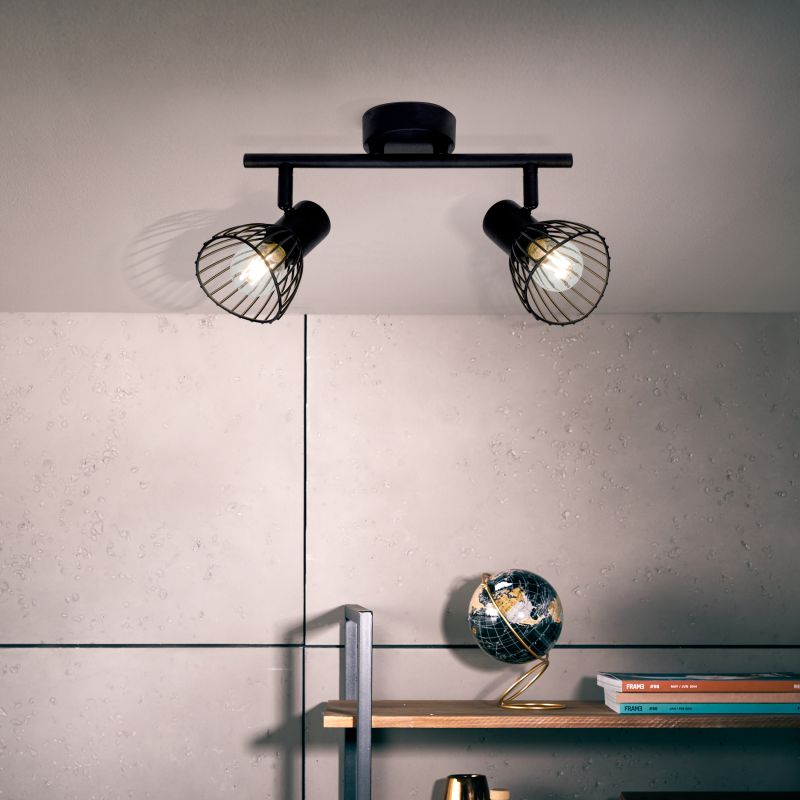 Elhi 2 Svart spotlight Fra Brilliant - Lampen kan monteres både i taket og på veggen, og de justerbare lampehodene gjør det enkelt å rette lyset mot detaljer eller å lyse opp hele rommet.