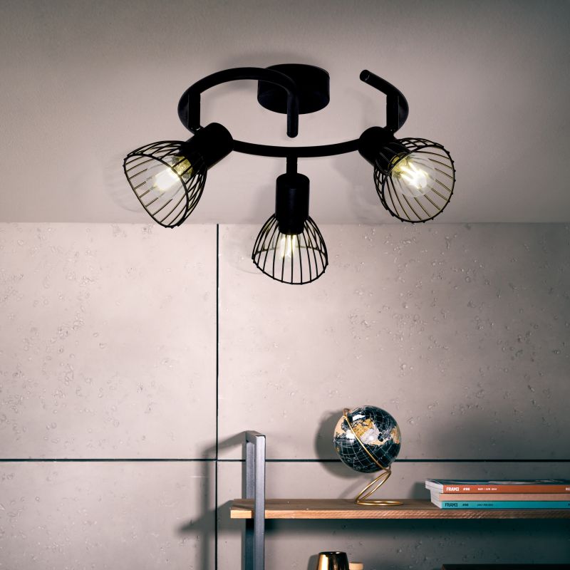 Elhi 3 Svart spotlight Fra Brilliant - Lampen kan monteres både i taket og på veggen, og de justerbare lampehodene gjør det enkelt å rette lyset mot detaljer eller å lyse opp hele rommet.