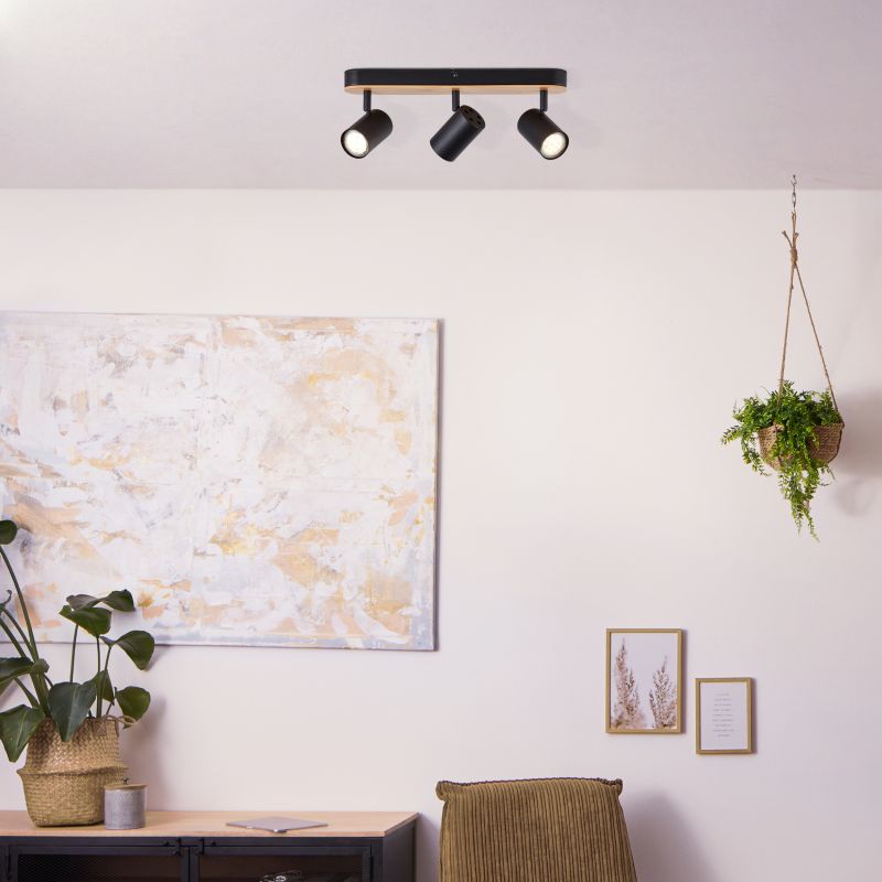 Niels 3 Svart spotlight Fra Brilliant - Lampen er laget av metall og bambus – et fornybart og miljøvennlig materiale som gir en varm og innbydende følelse og bidrar til en hyggelig atmosfære.