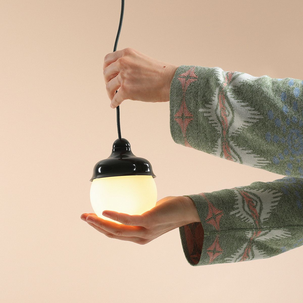 Wave Ø17 Mørk grønn Taklampe Fra Artera - Wave er et moderne anheng med retrodesign laget av metall og opalt glass.