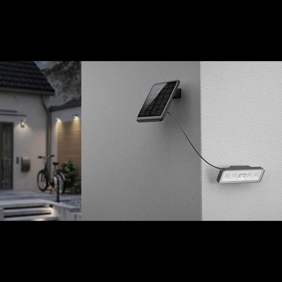 Batteridrevet lyskaster med sensor Svart solcellelampe Fra Designlight - Hvis armaturen registrerer bevegelse, lyser den opp med 100 % lysstyrke (1000lm) i 18 sekunder f&oslash;r den deretter lyser opp med et grunnlys p&aring; omtrent 30-50lm.