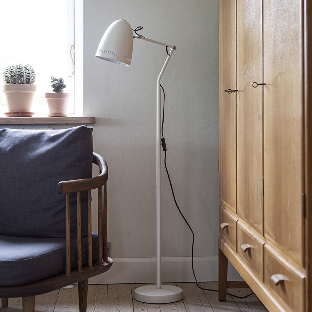 Dynamo 1 Hvit gulvlampe Fra Superliving - Den klassiske skjermen med dekorative hull gir en behagelig lysfordeling, mens armene med to sommerfuglskruer gj&oslash;r det enkelt &aring; justere lampen og feste den i &oslash;nsket posisjon.